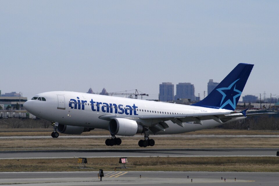 Aircraft registered C-FDAT