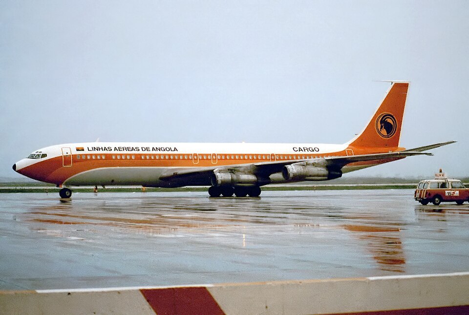 Aircraft registered D2-TOI
