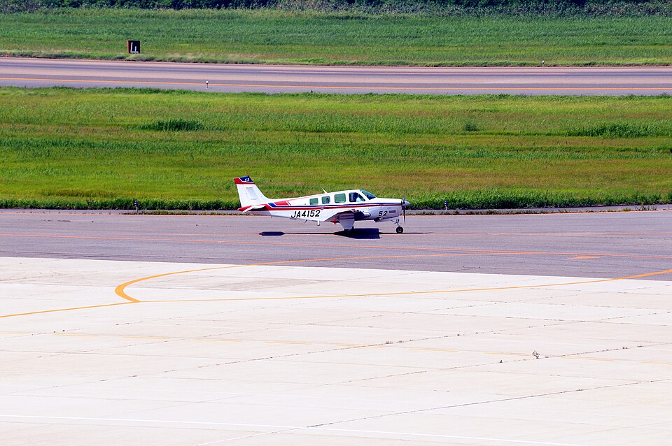 Aircraft registered JA4152