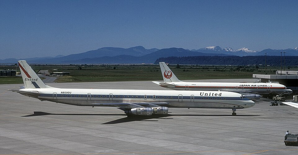 Aircraft registered JA8040