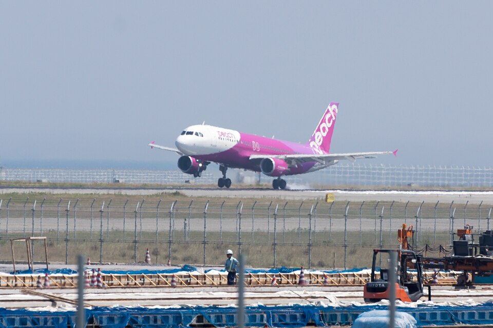 Aircraft registered JA811P