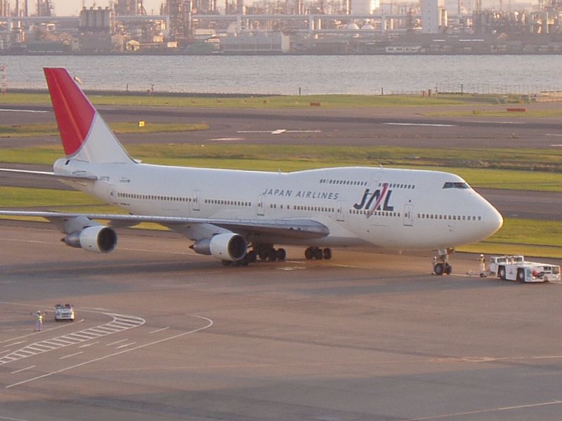 Aircraft registered JA8176