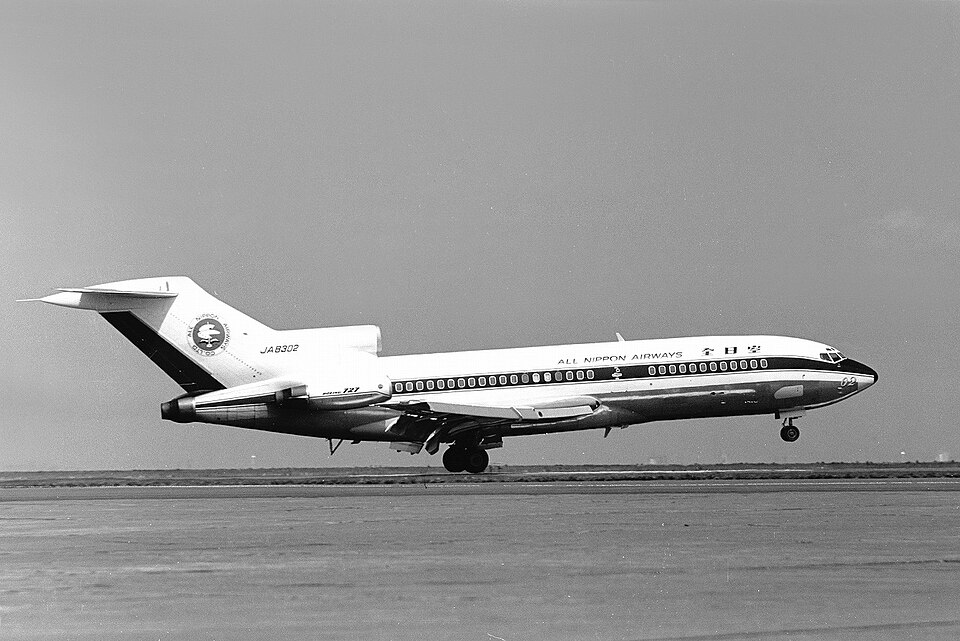 Aircraft registered JA8302