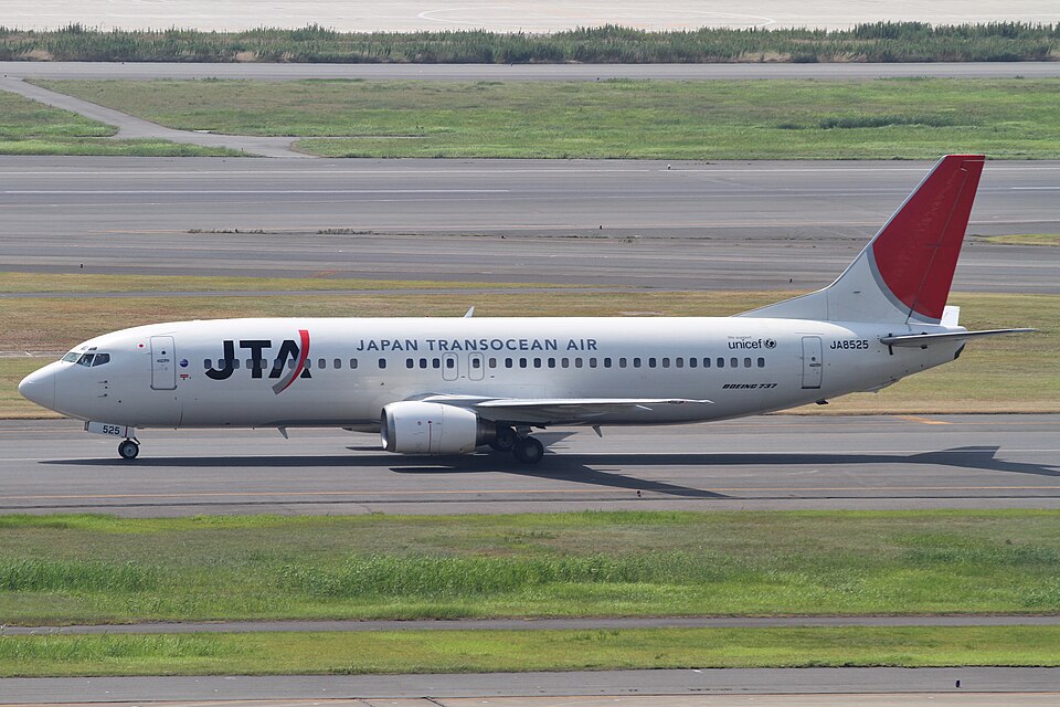 Aircraft registered JA8525