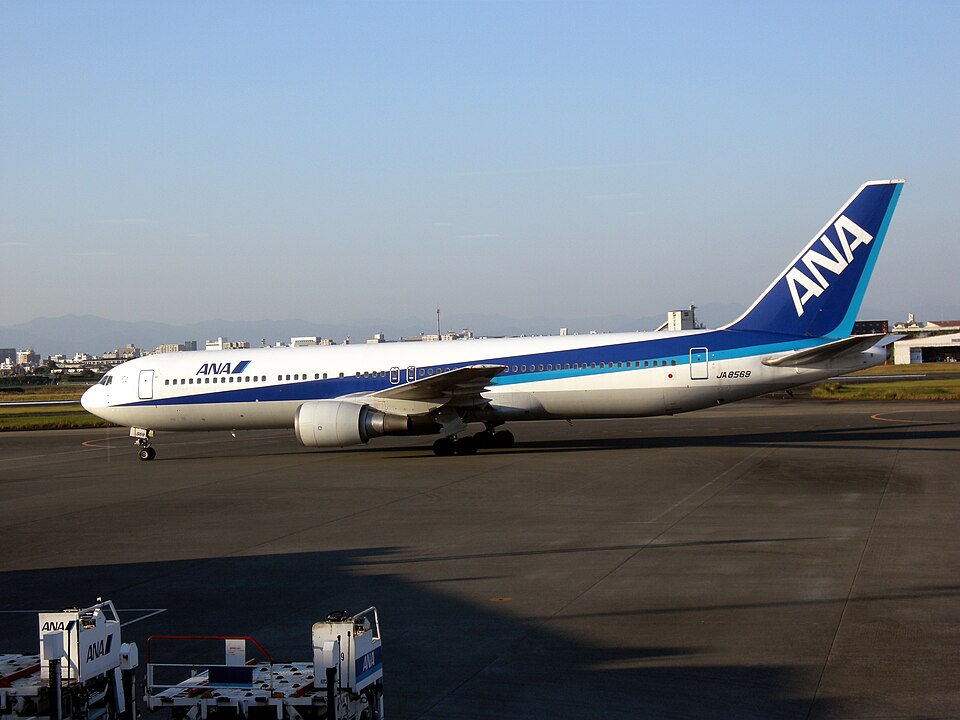 Aircraft registered JA8569