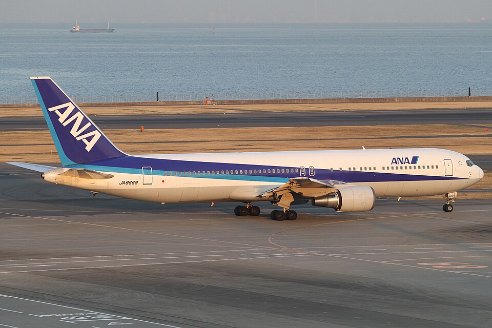 Aircraft registered JA8669