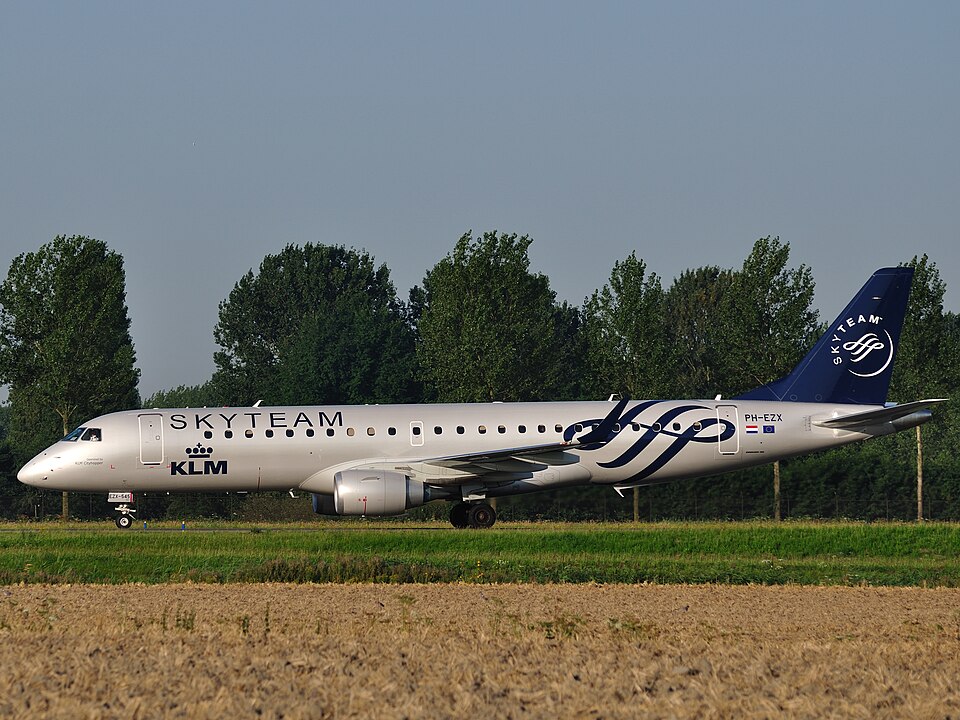 PH-EZX wearing SkyTeam Alliance